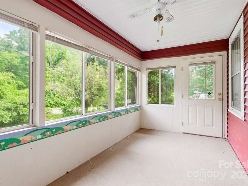 9 Arco Road, Asheville, NC 28805.  MLS# CAR4285788, YatesRealty ID 32888. 