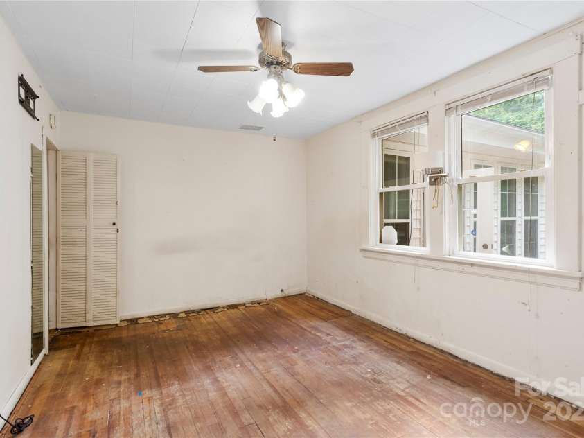 9 Arco Road, Asheville, NC 28805.  MLS# CAR4285788, YatesRealty ID 32888. 