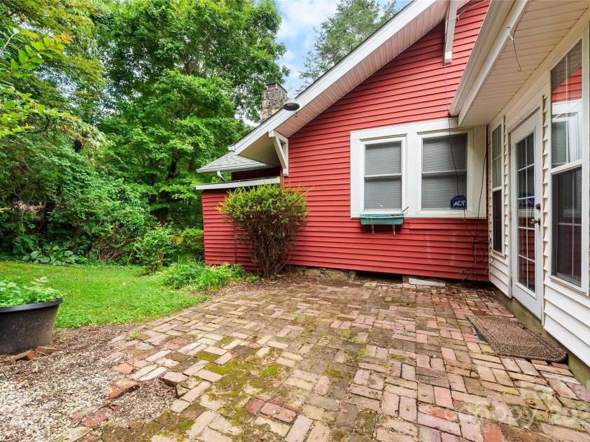 9 Arco Road, Asheville, NC 28805.  MLS# CAR4285788, YatesRealty ID 32888. 