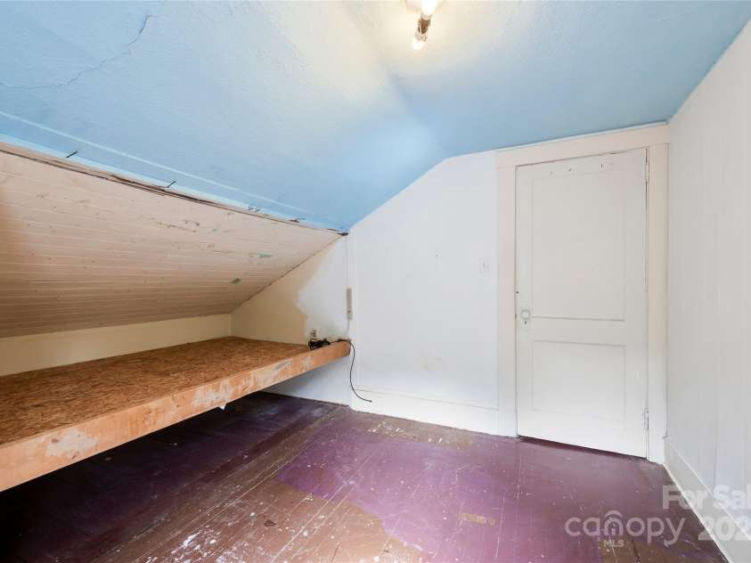 9 Arco Road, Asheville, NC 28805.  MLS# CAR4285788, YatesRealty ID 32888. Built in bunk 