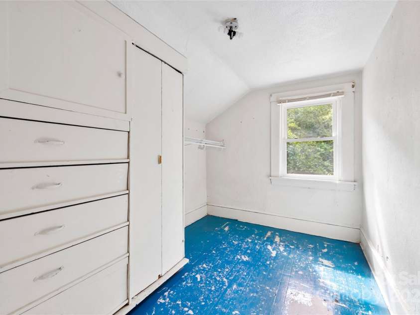 9 Arco Road, Asheville, NC 28805.  MLS# CAR4285788, YatesRealty ID 32888. Charming built-ins! 