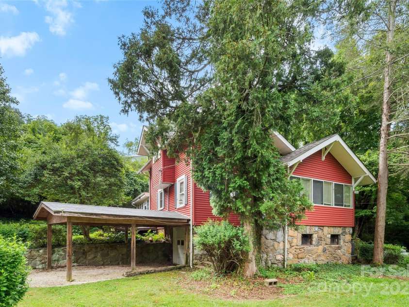 9 Arco Road, Asheville, NC 28805.  MLS# CAR4285788, YatesRealty ID 32888. Feels private 