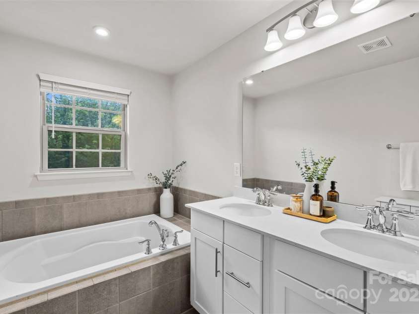 3140 Major Samuals Way, Charlotte, NC 28208.  MLS# CAR4289766, YatesRealty ID 32891. 