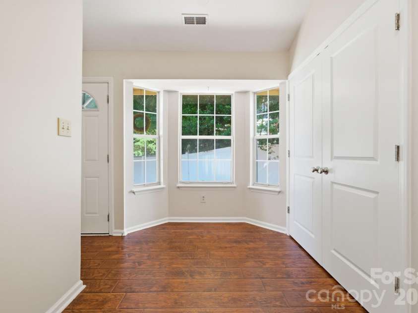 5701 Ebley Lane, Charlotte, NC 28227.  MLS# CAR4390398, YatesRealty ID 32891. Breakfast nook