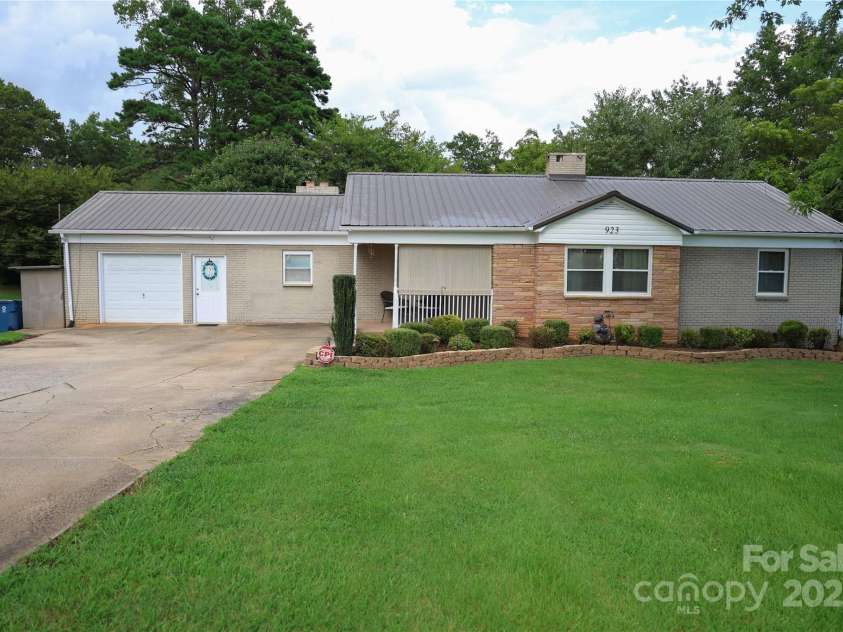 923 21st Street Drive, Hickory, NC 28602.  MLS# CAR4292583, YatesRealty ID 32892. 