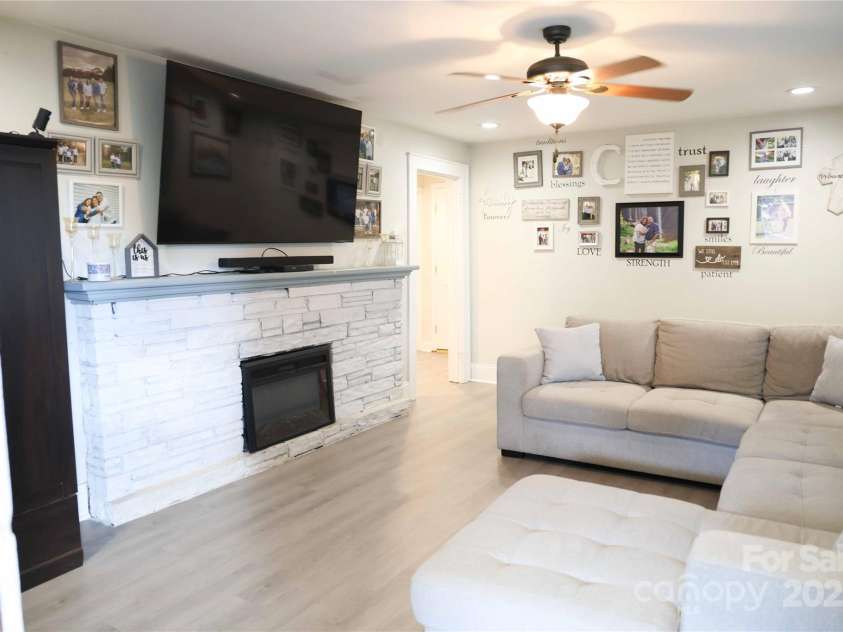 923 21st Street Drive, Hickory, NC 28602.  MLS# CAR4292583, YatesRealty ID 32892. Family Room