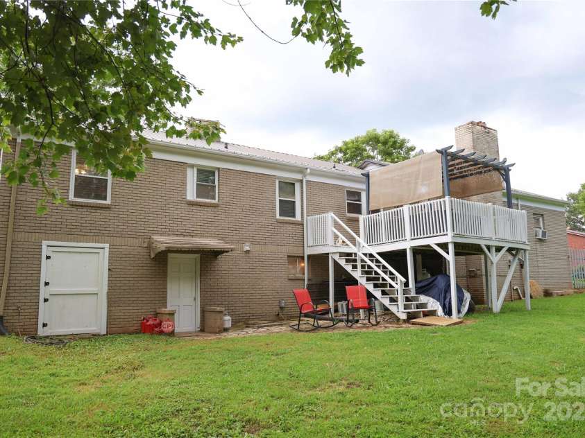 923 21st Street Drive, Hickory, NC 28602.  MLS# CAR4292583, YatesRealty ID 32892. Fenced Back Yard