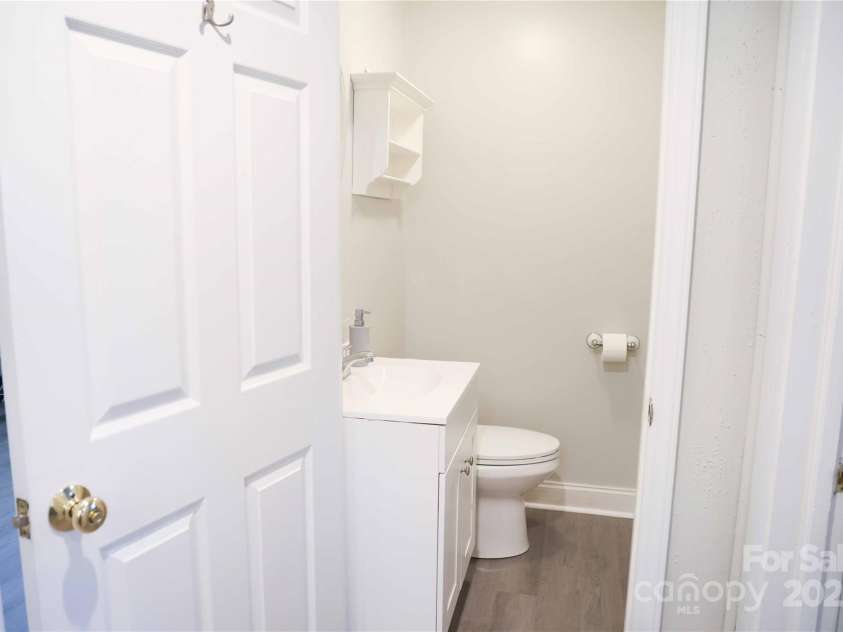 923 21st Street Drive, Hickory, NC 28602.  MLS# CAR4292583, YatesRealty ID 32892. Half Bath in Hallway
