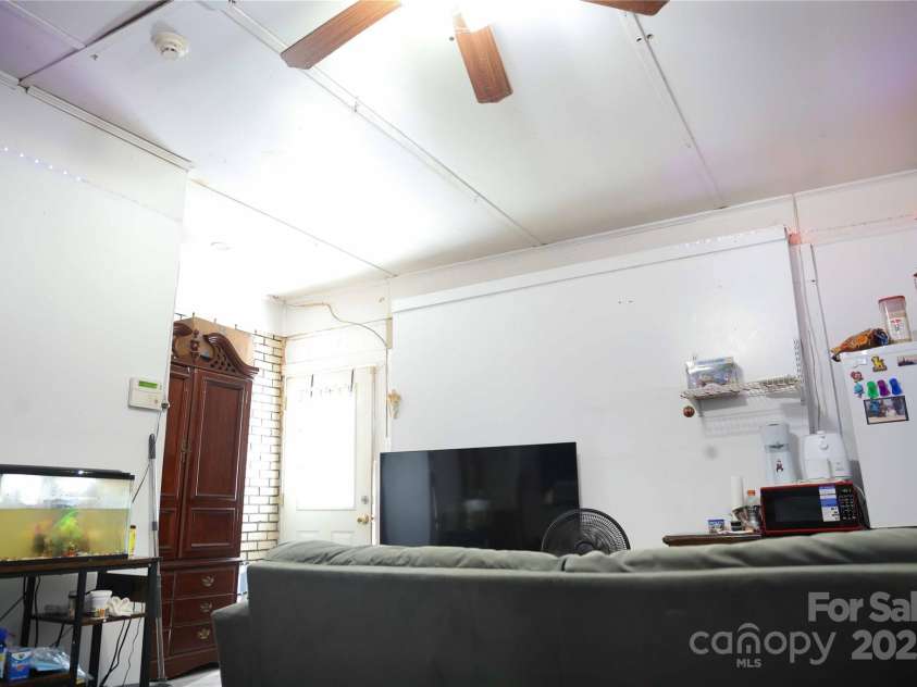 923 21st Street Drive, Hickory, NC 28602.  MLS# CAR4292583, YatesRealty ID 32892. In-Law Quarter