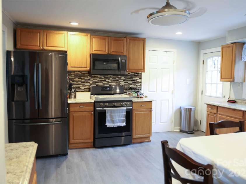 923 21st Street Drive, Hickory, NC 28602.  MLS# CAR4292583, YatesRealty ID 32892. Kitchen