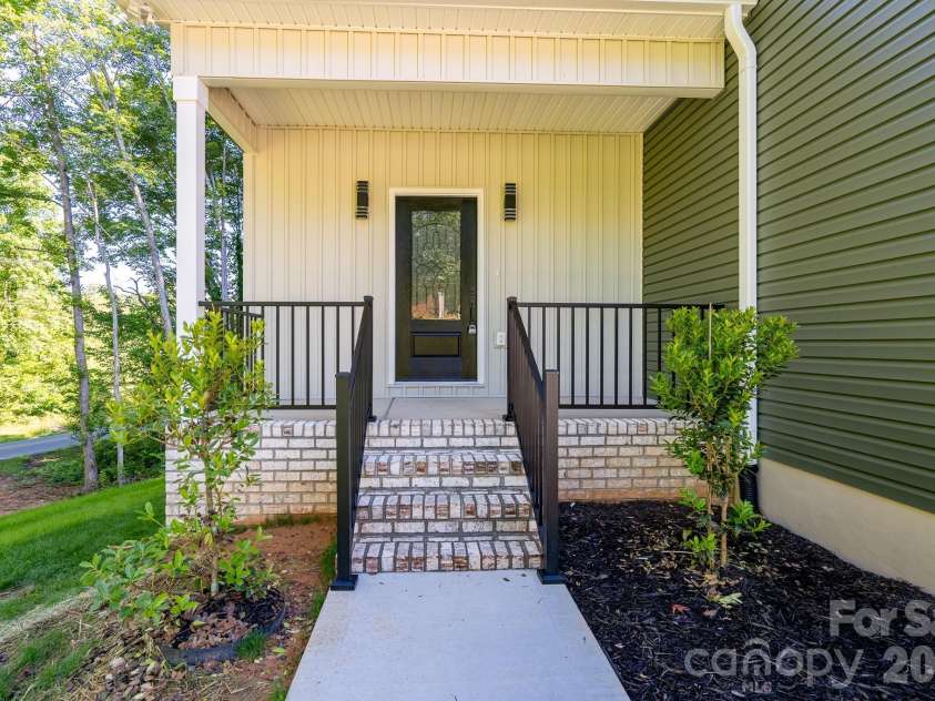 610 Queens Drive, Dallas, NC 28034.  MLS# CAR4383126, YatesRealty ID 32893. 