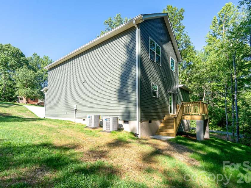610 Queens Drive, Dallas, NC 28034.  MLS# CAR4383126, YatesRealty ID 32893. 