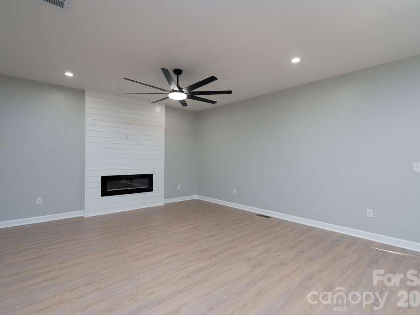610 Queens Drive, Dallas, NC 28034.  MLS# CAR4383126, YatesRealty ID 32893. 