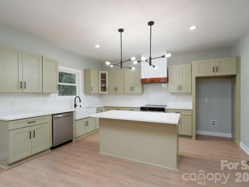 610 Queens Drive, Dallas, NC 28034.  MLS# CAR4383126, YatesRealty ID 32893. 