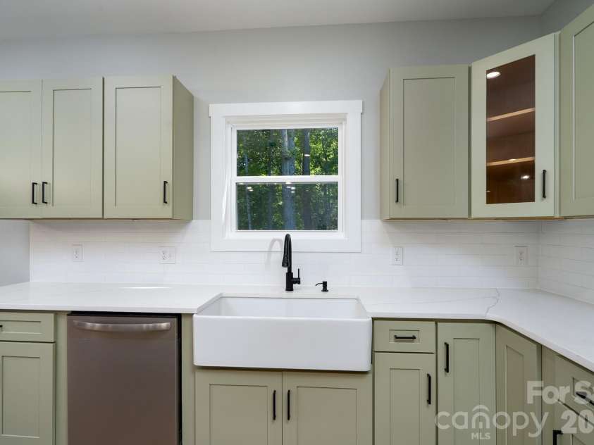 610 Queens Drive, Dallas, NC 28034.  MLS# CAR4383126, YatesRealty ID 32893. 