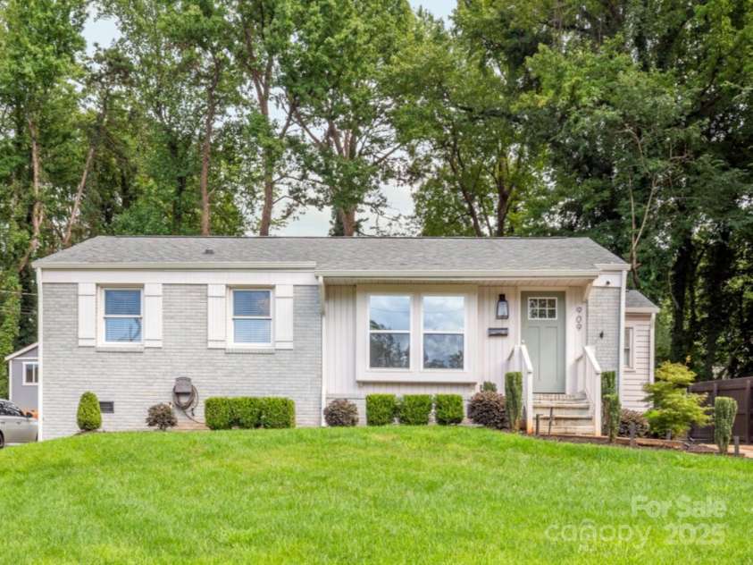 909 September Lane, Charlotte, NC 28208.  MLS# CAR4293403, YatesRealty ID 32894. 