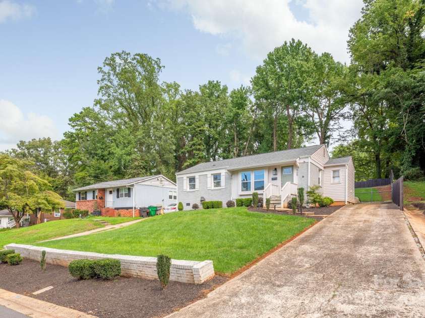 909 September Lane, Charlotte, NC 28208.  MLS# CAR4293403, YatesRealty ID 32894. 
