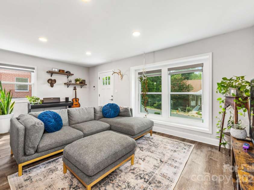 909 September Lane, Charlotte, NC 28208.  MLS# CAR4293403, YatesRealty ID 32894. 