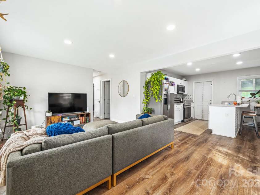909 September Lane, Charlotte, NC 28208.  MLS# CAR4293403, YatesRealty ID 32894. 