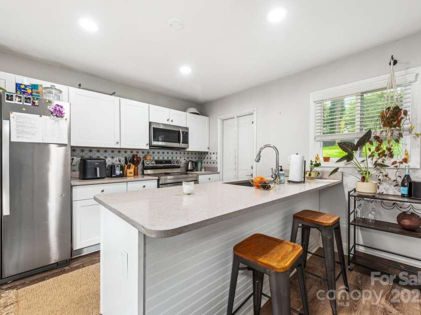 909 September Lane, Charlotte, NC 28208.  MLS# CAR4293403, YatesRealty ID 32894. 