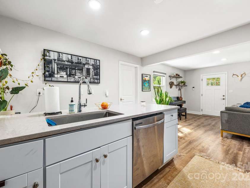909 September Lane, Charlotte, NC 28208.  MLS# CAR4293403, YatesRealty ID 32894. 
