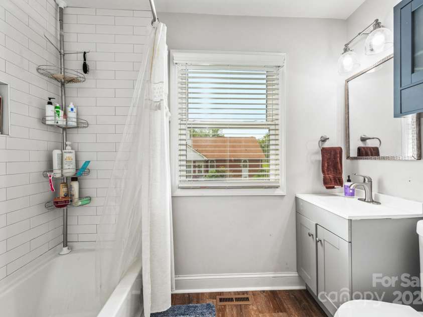 909 September Lane, Charlotte, NC 28208.  MLS# CAR4293403, YatesRealty ID 32894. 