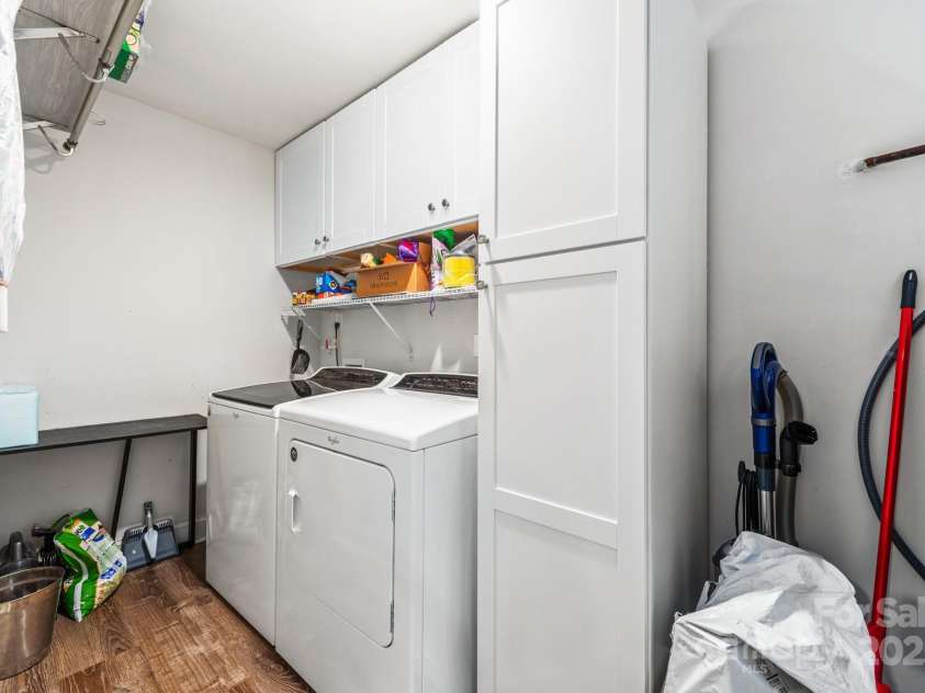 909 September Lane, Charlotte, NC 28208.  MLS# CAR4293403, YatesRealty ID 32894. 