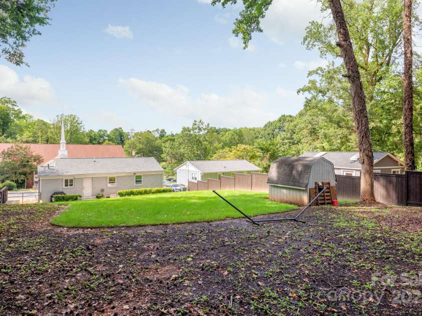 909 September Lane, Charlotte, NC 28208.  MLS# CAR4293403, YatesRealty ID 32894. 