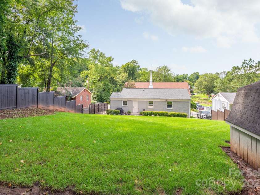 909 September Lane, Charlotte, NC 28208.  MLS# CAR4293403, YatesRealty ID 32894. 