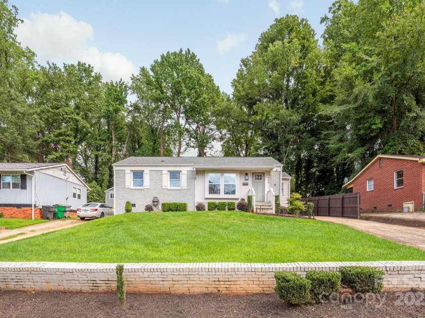 909 September Lane, Charlotte, NC 28208.  MLS# CAR4293403, YatesRealty ID 32894. 