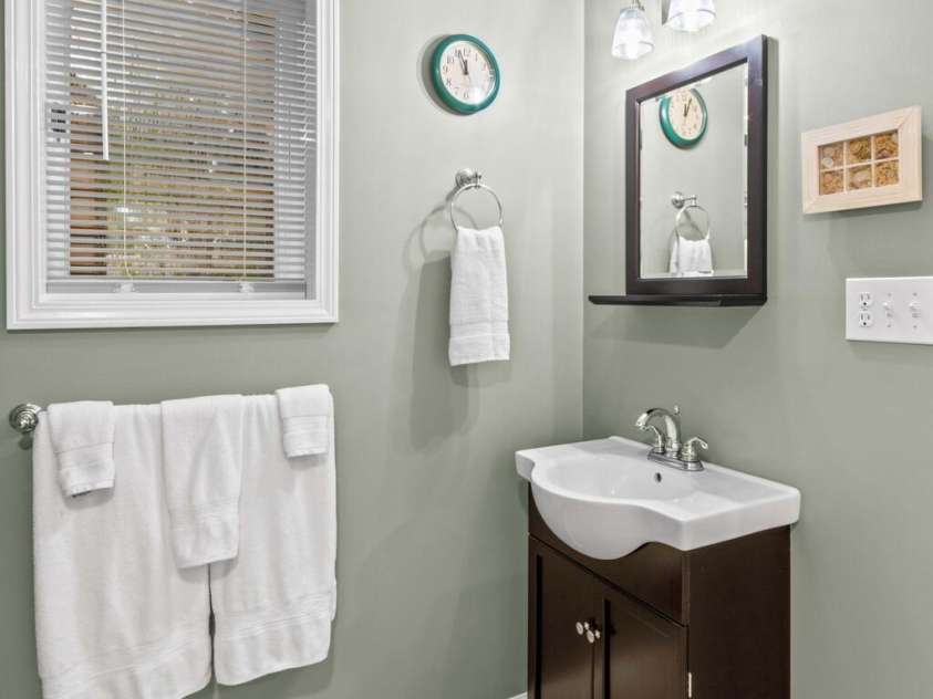 260 Knollwood Drive, Salisbury, NC 28146.  MLS# CAR4289312, YatesRealty ID 32896. Guest bathroom