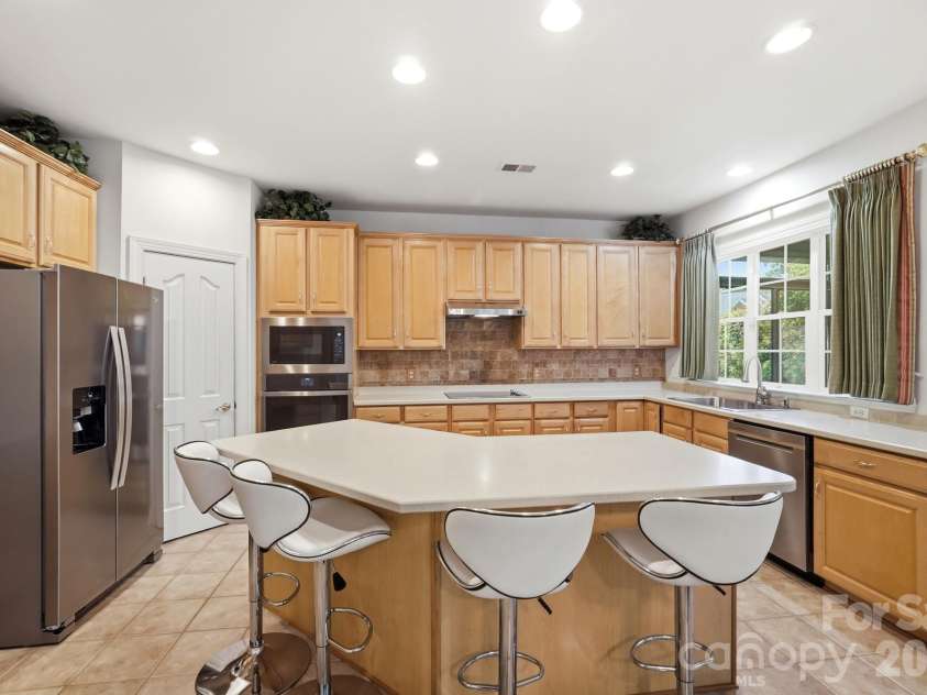 4814 King Arthur Drive, Charlotte, NC 28277.  MLS# CAR4391428, YatesRealty ID 32896. 