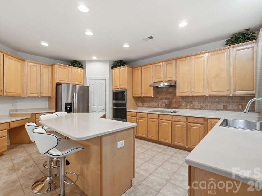 4814 King Arthur Drive, Charlotte, NC 28277.  MLS# CAR4391428, YatesRealty ID 32896. 