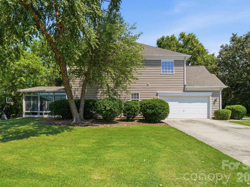 4814 King Arthur Drive, Charlotte, NC 28277.  MLS# CAR4391428, YatesRealty ID 32896. 