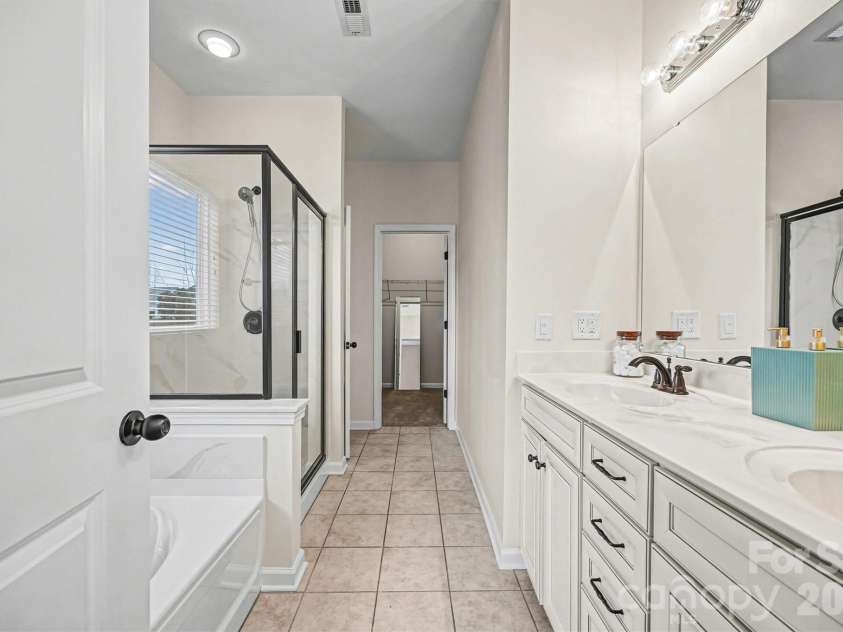3043 Burgess Drive, Lancaster, SC 29720.  MLS# CAR4339809, YatesRealty ID 32898. Primary Ensuite