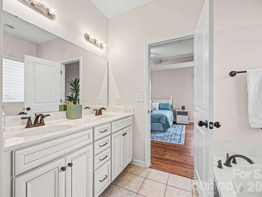 3043 Burgess Drive, Lancaster, SC 29720.  MLS# CAR4339809, YatesRealty ID 32898. Primary Ensuite