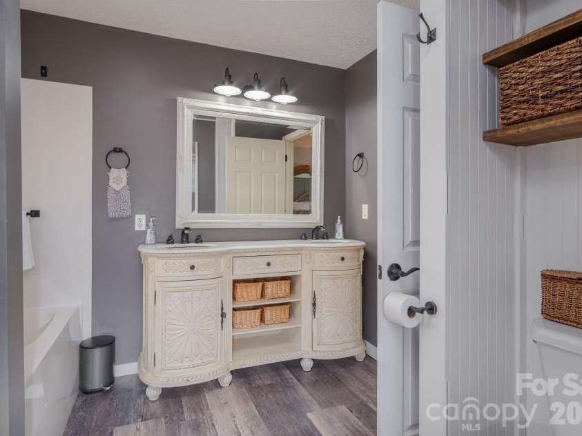 17 Squires Lane, Candler, NC 28715.  MLS# CAR4372745, YatesRealty ID 32899. 