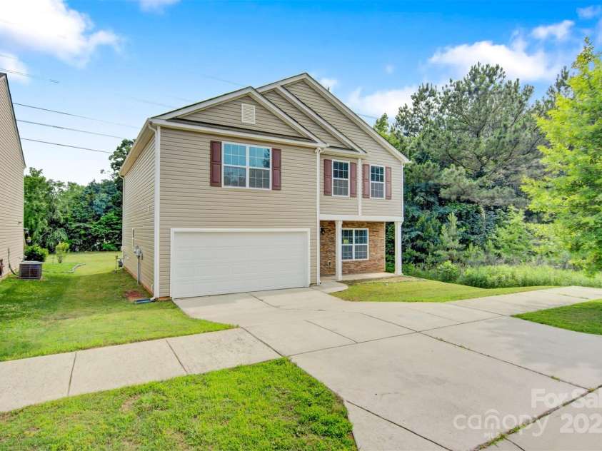 5311 Oakdale Ridge Court, Charlotte, NC 28216.  MLS# CAR4293475, YatesRealty ID 32899. 