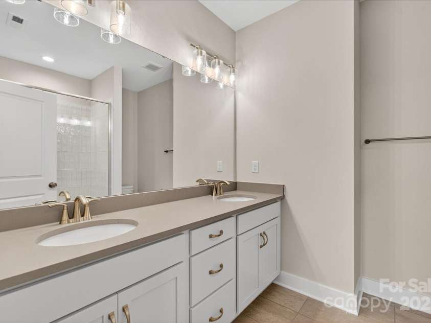 412 Nathaniel Way, Charlotte, NC 28213.  MLS# CAR4252865, YatesRealty ID 3290. Premier Bath