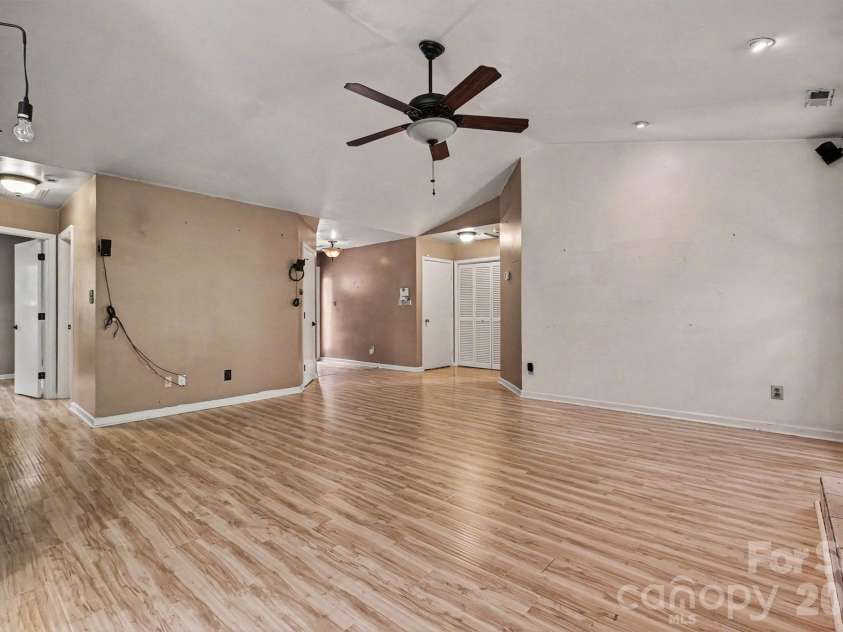 9330 Oren Thompson Road, Charlotte, NC 28213.  MLS# CAR4395111, YatesRealty ID 32902. 