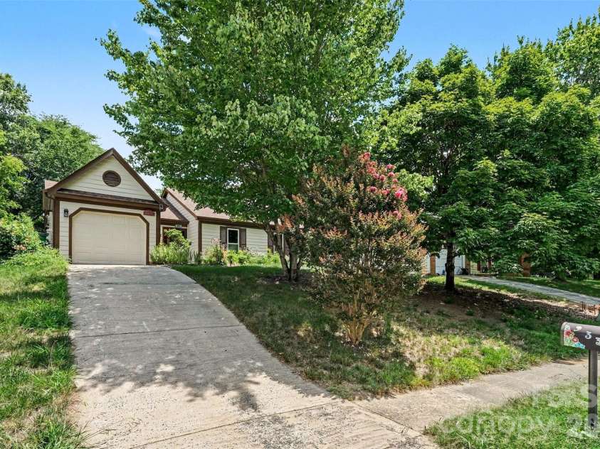 9330 Oren Thompson Road, Charlotte, NC 28213.  MLS# CAR4395111, YatesRealty ID 32902. 