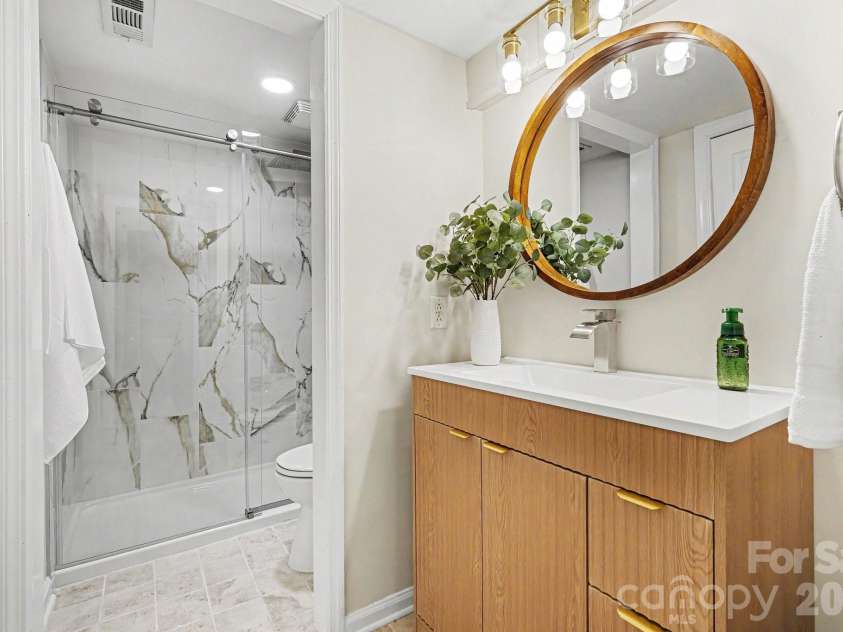 2235 Rexford Road, Charlotte, NC 28211.  MLS# CAR4389774, YatesRealty ID 32904. Full Bathroom #2