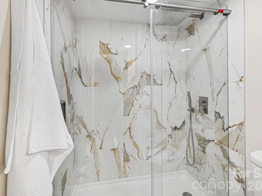 2235 Rexford Road, Charlotte, NC 28211.  MLS# CAR4389774, YatesRealty ID 32904. Full Bathroom #2