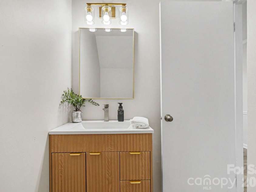 2235 Rexford Road, Charlotte, NC 28211.  MLS# CAR4389774, YatesRealty ID 32904. Half Bathroom