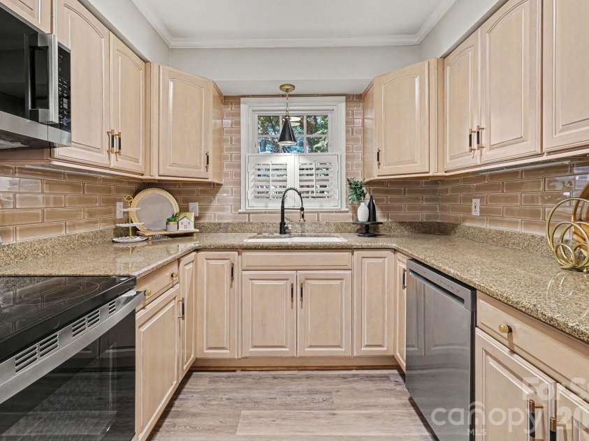 2235 Rexford Road, Charlotte, NC 28211.  MLS# CAR4389774, YatesRealty ID 32904. Kitchen