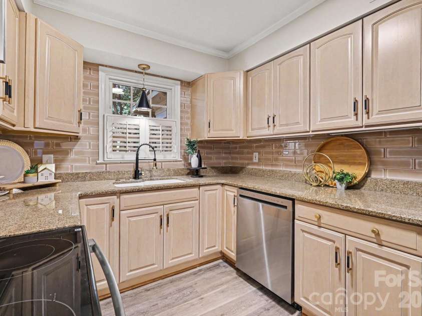 2235 Rexford Road, Charlotte, NC 28211.  MLS# CAR4389774, YatesRealty ID 32904. Kitchen