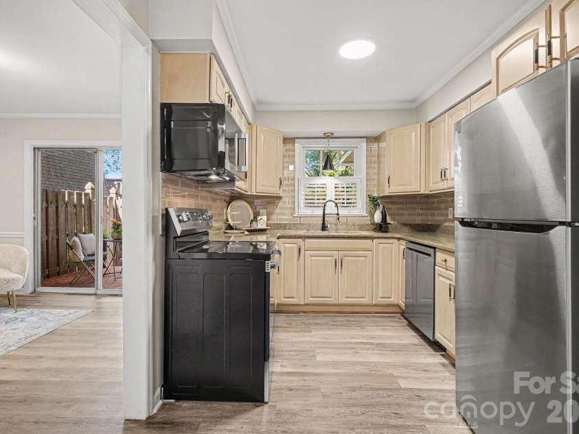 2235 Rexford Road, Charlotte, NC 28211.  MLS# CAR4389774, YatesRealty ID 32904. Kitchen