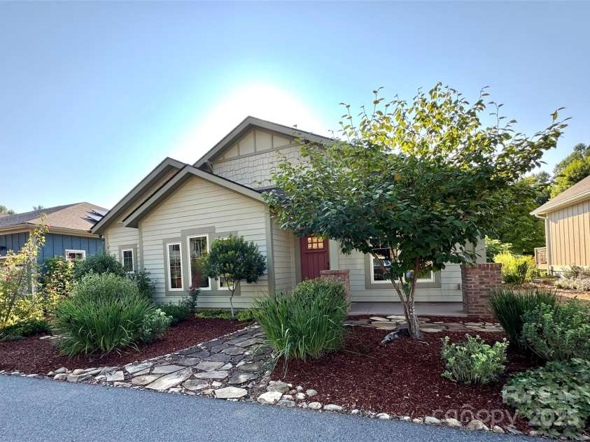 45 Verde Drive, Asheville, NC 28806.  MLS# CAR4285067, YatesRealty ID 32904. 