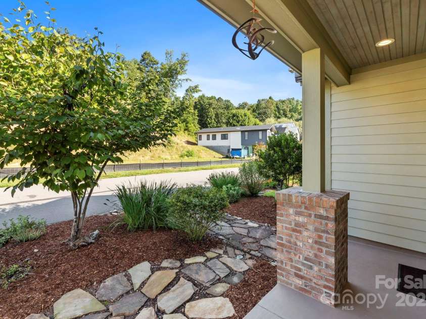 45 Verde Drive, Asheville, NC 28806.  MLS# CAR4285067, YatesRealty ID 32904. 