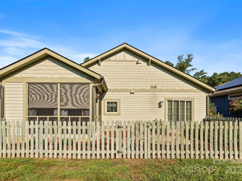 45 Verde Drive, Asheville, NC 28806.  MLS# CAR4285067, YatesRealty ID 32904. 